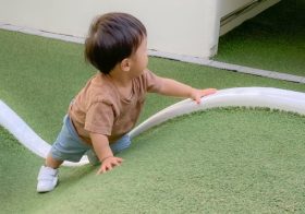 ファーストシューズの室内用はいつからが正解？0歳からの月齢別ガイドと注意点